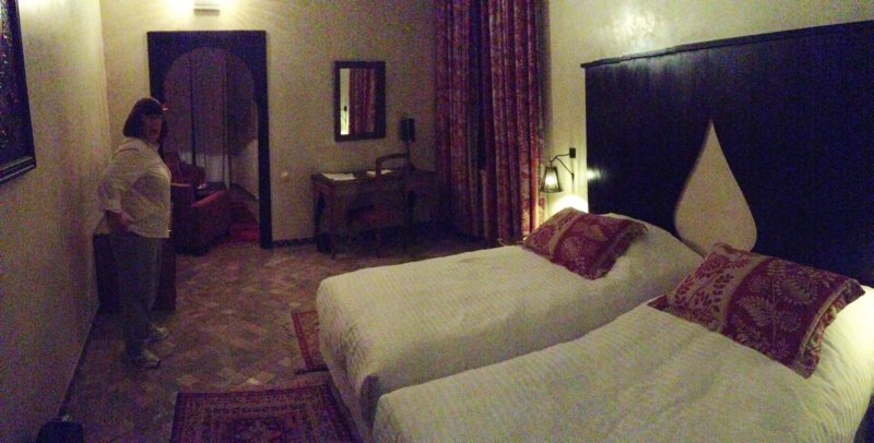 hotelroominfes2.jpg